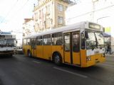 Coimbra: stařičký autobus Volvo/Caetano číslo 96 z roku 1984 objíždí na třídě Avenida Fernão de Magalhães uvízlý trolejbus	22.4.2013	 © 	Jan Přikryl