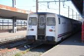 Hendaye: jednotka Talgo 4. generace RENFE přijela k širokorozchodnému nástupišti z Lisabonu, v pozadí odstavené vozy pro noční vlak SNCF	23.4.2013	 © 	Lukáš Uhlíř