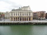 Bilbao: divadlo Arriaga na Arriaga Plaza pohledem z plošiny u úzkokolejného nádraží FEVE 	23.4.2013	 © 	Jan Přikryl