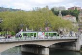 Bilbao: tramvaj typu Urbos od CAF jede po mostě Puente del Arenal přes řeku Nervion mezi zastávkami Arriaga a Abando	23.4.2013	 © 	Lukáš Uhlíř