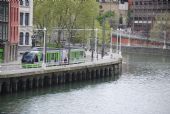 Bilbao: tramvaj typu Urbos od CAF jede po nábřeží Ribera Kalea směrem k nádraží Euskotrenu Atxuri	23.4.2013	 © 	Lukáš Uhlíř