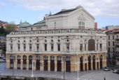 Bilbao: divadlo Arriaga na Arriaga Plaza pohledem z plošiny u úzkokolejného nádraží FEVE 	23.4.2013	 © 	Lukáš Uhlíř