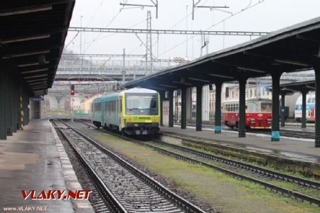 20.11.2013 - Praha Masarykovo n.: odjíždějící 845.001-7/945.001-6 jako Os 2458 do Kralup n. Vlt. a 810.535-5 na Os 7766 směr Praha-Čakovice © PhDr. Zbyněk Zlinský