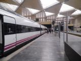 Zaragoza: obourozchodná jednotka řady 120 RENFE stojí s vlakem Alvia do Barcelony na normálněrozchodné části nádraží Delicias	24.4.2013	 © 	Jan Přikryl