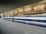 Zaragoza: odstavená obourozchodná jednotka řady 121 RENFE na krajní normálněrozchodné koleji nádraží Delicias	24.4.2013	 © 	Jan Přikryl