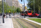 Zaragoza: autobus MHD typu MB Citaro najíždí na náměstí Plaza Aragon, tramvajová trať bez trakčního vedení je plně provozní	24.4.2013	 © 	Lukáš Uhlíř