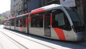 Zaragoza: tramvaj typu Urbos 3 od CAF jede po pěší zóně Calle Coso u zastávky Plaza España na pomocný pohon	24.4.2013	 © 	Lukáš Uhlíř