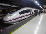 Barcelona: vysokorychlostní jednotka Velaro řady 103 RENFE stojí ve stanici Sants před odjezdem s vlakem AVE do Figueras-Vilafant	24.4.2013	 © 	Jan Přikryl