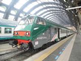 Milano: řídící vůz soupravy vozů typu MDVC v barvách Trenord před odjezdem vlaku kategorie RV do Tirana ze stanice Centrale	26.4.2013	 © 	Jan Přikryl