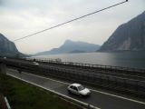 Pohled z vlaku mezi stanicemi Lecco a Abbadia Lariana na dramatické okolí jezera Lago di Como a estakádu státní silnice SS 36	26.4.2013	 © 	Jan Přikryl