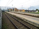 Pohled na kolejiště stanice Colico, v pozadí se elektrická jednotka řady ALe 803 Trenord ze 60. let chystá na odjezd do Chiavenny	26.4.2013	 © 	Jan Přikryl