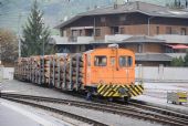 Tirano: motorová posunovací lokomotiva řady Tm 2/2 22 RhB z roku 1957 posunuje se dřevem na odstavných kolejích	26.4.2013	 © 	Lukáš Uhlíř