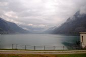 Celkový pohled na jezero Lago di Poschiavo od stanice Berninabahn Miralago	26.4.2013	 © 	Lukáš Uhlíř