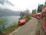 Dlouhý osobní vlak RhB jede na břehu jezera Lago di Poschiavo, cesta vedle trati kdysi bývala kantonální silnice	26.4.2013	 © 	Jan Přikryl