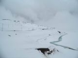 Zasněžená pláň v oblasti průsmyku Bernina na severním okraji přehradního jezera Lago Bianco mezi stanicemi Ospizio Bernina a Bernina Lagalb	26.4.2013	 © 	Jan Přikryl