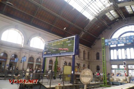 Reklama na historické vlaky společnosti MÁV-Nosztalgia v hale nádraží Budapest-Keleti	27.4.2013	 © 	Jan Přikryl