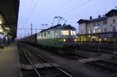 28.11.2013 - Nymburk hl.n.: 122.004-5 v čele nákladního vlaku čeká na volno k další jízdě © PhDr. Zbyněk Zlinský