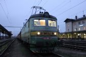 28.11.2013 - Nymburk hl.n.: 122.004-5 v čele nákladního vlaku čeká na volno k další jízdě © PhDr. Zbyněk Zlinský