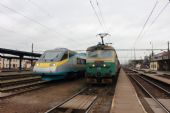 28.11.2013 - Nymburk hl.n.: 680.004 jako Sv 21810 Nymburk - Praha ONJ (návrat ze soustruhu) a 130.002-9 čekají na volno k další jízdě © PhDr. Zbyněk Zlinský