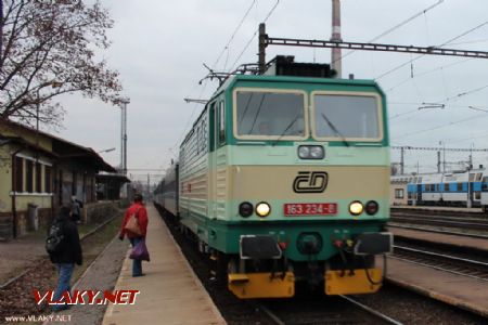 28.11.2013 - Nymburk hl.n.: 163.234-8 přiváží 8 min. opožděný R 857 ''Metuje'' Praha hl.n. - Trutnov hl.n. © PhDr. Zbyněk Zlinský