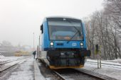 13.12.2013 - Tanvald: 840.008-7 jako Os 16211 Liberec - Kořenov, v pozadí 814.193-9/914.193-8 od Os 26266 Železný Brod - Tanvald © PhDr. Zbyněk Zlinský