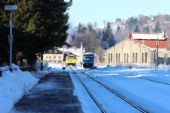 13.12.2013 - Kořenov: 840.008-7 odjíždí jako Os 16220 Kořenov - Liberec, vlevo odstavený vůz 24-29 420-3 (ex 011.406-6 ZSSK) © PhDr. Zbyněk Zlinský