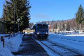 13.12.2013 - Kořenov: 840.004-6 + 840.012-9 přijíždí jako Os 16213 Liberec - Harrachov, vzadu 24-29 420-3 (ex 011.406-6 ZSSK) © PhDr. Zbyněk Zlinský