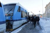 13.12.2013 - Kořenov: hosté slavnosti vystupují z vozu 840.004-6 na postrku Os 16222 Harrachov - Liberec © Karel Furiš