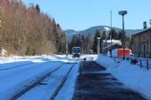 13.12.2013 - Kořenov: 840.009-5 přijíždí jako Os 16228 Harrachov - Liberec © PhDr. Zbyněk Zlinský