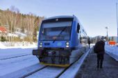 13.12.2013 - Kořenov: Zbyněk se hotoví k nástupu do 840.009-5 na Os 16228 Harrachov - Liberec © Karel Furiš