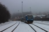 13.12.2013 - Tanvald: 840.001-2 + 840.009-5 odjíždí jako Os 16228 Harrachov - Liberec, vlevo 814.192-1/914.192-0 © PhDr. Zbyněk Zlinský