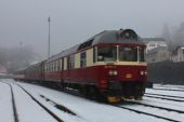 13.12.2013 - Tanvald: 854.021-3 odjíždí v čele R 1145 Tanvald - Praha-Vršovice © PhDr. Zbyněk Zlinský