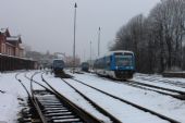 13.12.2013 - Tanvald: 840.004-6 odjíždí jako Os 16223 Liberec - Harrachov, za ní 840.012-9 na Os 26275, vlevo 840.007-9 na Os 16230 © PhDr. Zbyněk Zlinský