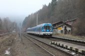 13.12.2013 - Železný Brod: 843.018-3 přiváží pátečně posílený R 988 Pardubice hl.n. - Liberec, na postrku 843.013-4 © PhDr. Zbyněk Zlinský