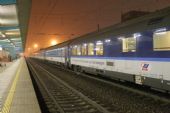 13.12.2013 - Pardubice hl.n.: EC 276 „Slovan“ Budapest-Keleti pu. - Praha hl.n. s jídelním vozem řady WRmz815 © Karel Furiš