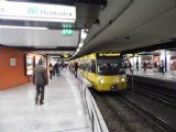 Stuttgart: tramvajová jednotka typu DT8.11 z roku 2003 opouští na lince U6 podzemní stanici hauptbahnhof, 2.10.2013 © Jan Přikryl