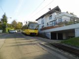 Stuttgart: ozubnicový motorový vůz sjíždí na lince 10 podél ulice Alte Weinsteige k zastávce Wielandshöhe směrem k dolní konečné Marienplatz, 2.10.2013 © Jan Přikryl