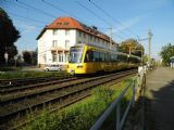 Stuttgart: novotou vonící tramvajová jednotka série DT8.12 od Stadlera přijíždí na lince U3 na konečnou Vaihingen, 2.10.2013 © Jan Přikryl