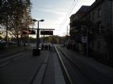 Stuttgart: vysoké ostrovní nástupiště tramvajové zastávky Rosensteinbrücke uprostřed standardní městské ulice Neckartalstraße, 2.10.2013 © Jan Přikryl