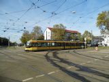 Karlsruhe: nízkopdolažní tramvaj typu GT6-70D/N z konce 90. let přijíždí na lince 5 do zastávky Entenfang, 3.10.2013 © Jan Přikryl