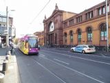 Bonn: nízkopodlažní tramvaj typu NGT6 projíždí na lince 62 před hlavním nádražím, 3.10.2013 © Jan Přikryl