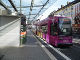 Bonn: nízkopodlažní tramvaj typu NGT6 stojí u nízké části nástupiště zastávky Bertha-v.-Suttner-Platz/Beethovenhaus směrem na konečnou Oberkassel, 3.10.2013 © Jan Přikryl