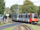 Bonn: dvojice tramvají typu B100 ze začátku 80. let opouští zastávku Adelheidisstraße, přejíždí ulici St. Augustiner Straße a míří k nádraží Siegburg/Bonn