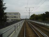 Karlsruhe: nadjezd tramvajové trati do Oberreutu nad dálnicí a říčkou Alb u zastávky Europahalle, 4.10.2013 © Jan Přikryl