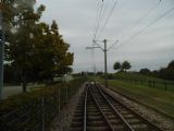 Karlsruhe: zatravněný svršek tramvajové trati do Oberreutu je součástí parku u zastávky Europahalle, 4.10.2013 © Jan Přikryl