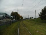 Karlsruhe: zatravněný svršek tramvajové trati s odstavnou prostřední kolejí před zastávkou Europahalle, 4.10.2013 © Jan Přikryl