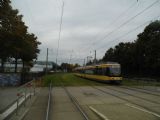 Karlsruhe: dvojice tramvají typu GT6-70D/N od Siemense z roku 1995 opouští na lince 1 zastávku Europahalle směrem do Oberreutu, 4.10.2013 © Jan Přikryl