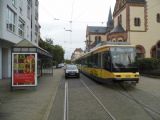 Karlsruhe: dvojice tramvají typu GT6-70D/N od Siemense z roku 1995 projíždí na lince 1 do Oberreutu kolem kostela sv. Bonifáce na ulici Schillerstraße , 4.10.2013 © Jan Přikryl