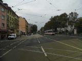 Karlsruhe: křižovatka tramvajových tratí na křižovatce Kaiseallee a Schillerstraße, nátěr vlakotramvaje v pozadí upozorňuje na existenci baru, 4.10.2013 © Jan Přikryl