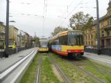 karlsruhe: setkání nízkopodlažní tramvaje z poloviny 90. let s vysokopodlažní tramvají o 10 let starší na lince S2 v zastávce Mühlburger Tor, 4.10.2013 © Jan Přikryl